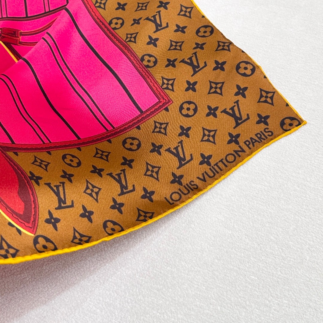 
Louis Vuitton 90 方巾
面料为最顶级16姆米桑蚕丝 手感柔软丝滑 绝对独一无二❗,金字
