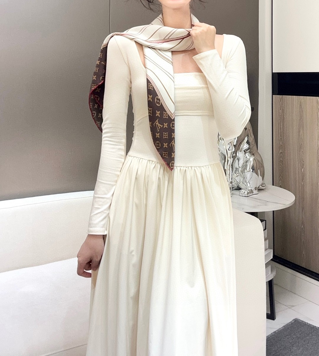 
Louis Vuitton 90 方巾
面料为最顶级16姆米桑蚕丝 手感柔软丝滑 绝对独一无二❗,金字