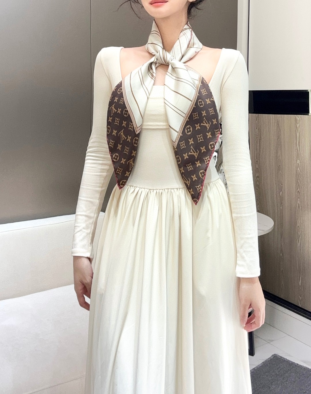 
Louis Vuitton 90 方巾
面料为最顶级16姆米桑蚕丝 手感柔软丝滑 绝对独一无二❗,金字