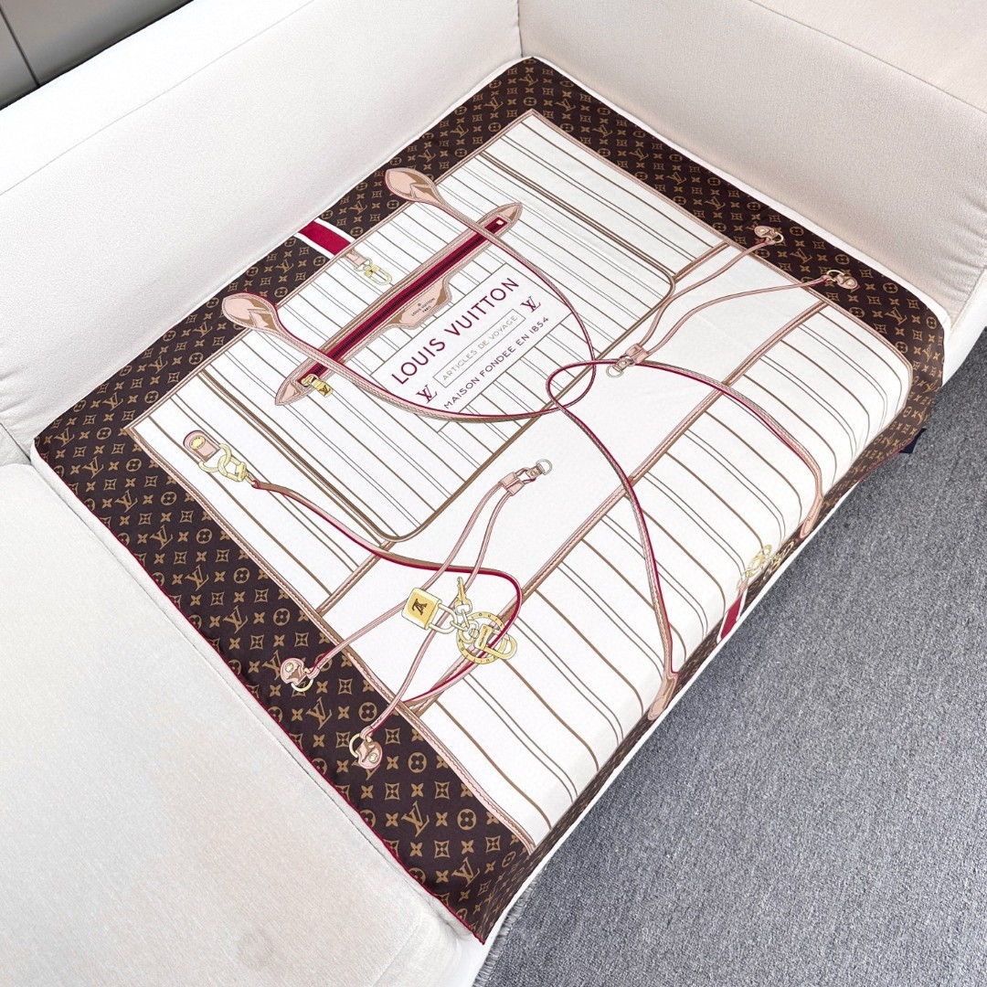 
Louis Vuitton 90 方巾
面料为最顶级16姆米桑蚕丝 手感柔软丝滑 绝对独一无二❗,金字