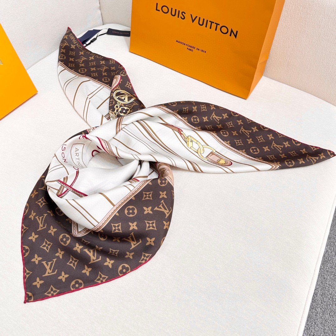 
Louis Vuitton 90 方巾
面料为最顶级16姆米桑蚕丝 手感柔软丝滑 绝对独一无二❗,金字
