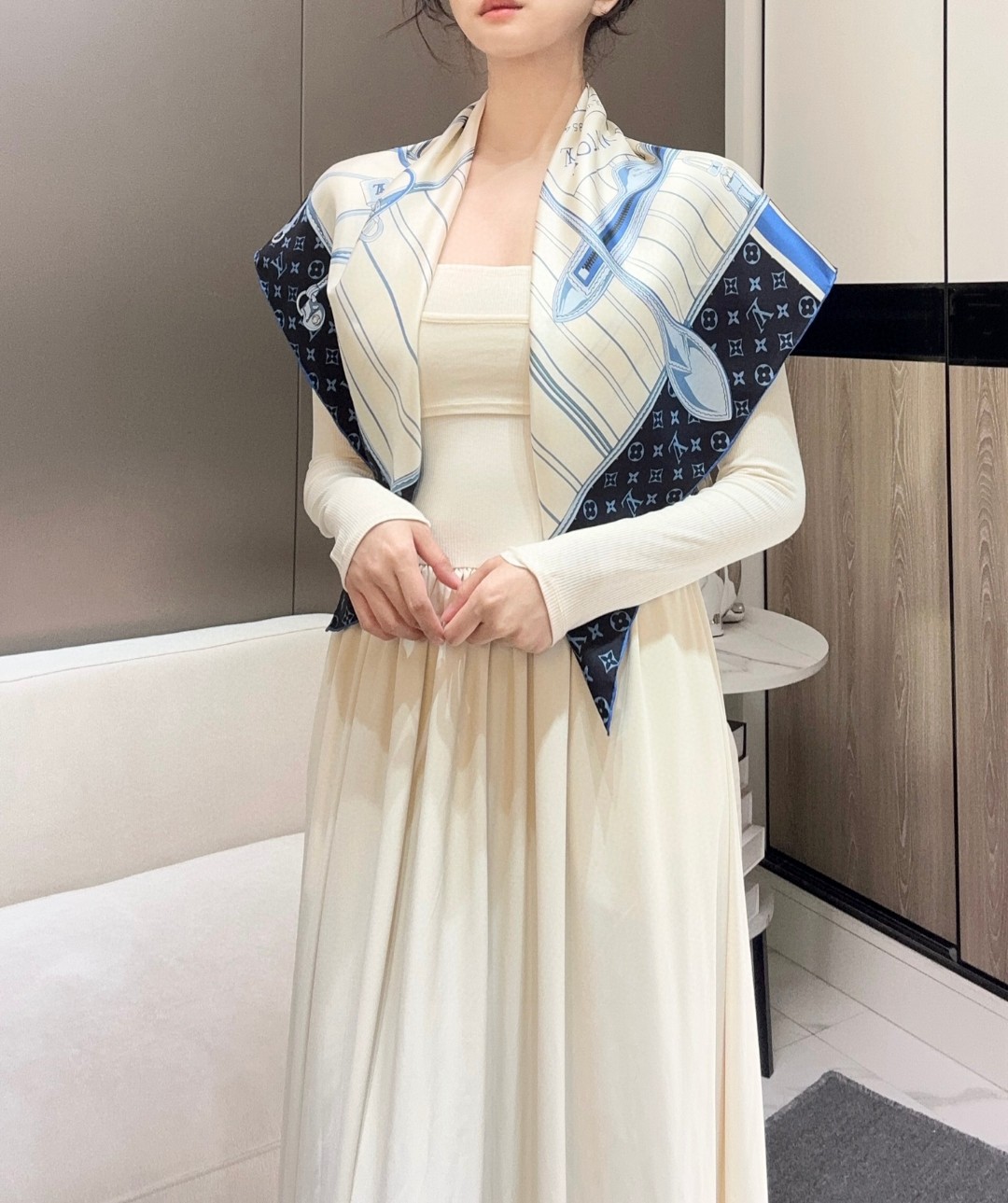 
Louis Vuitton 90 方巾
面料为最顶级16姆米桑蚕丝 手感柔软丝滑 绝对独一无二❗,金字