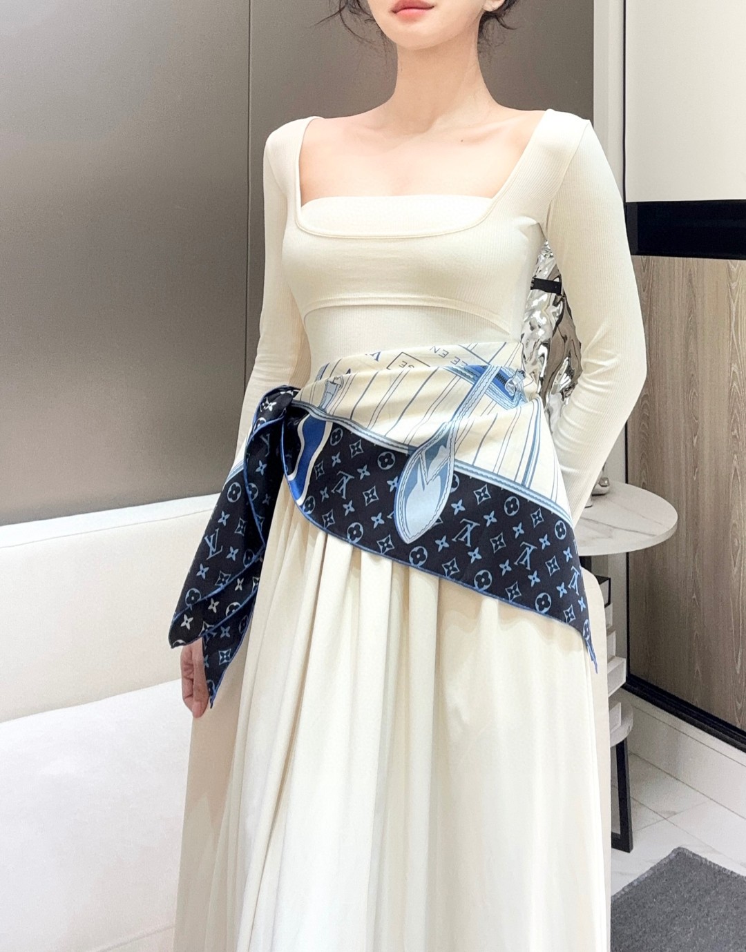 
Louis Vuitton 90 方巾
面料为最顶级16姆米桑蚕丝 手感柔软丝滑 绝对独一无二❗,金字