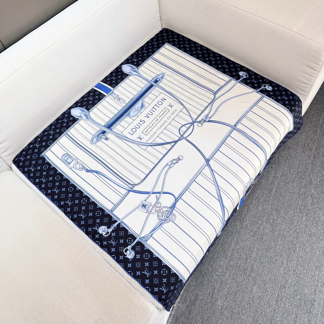 
Louis Vuitton 90 方巾
面料为最顶级16姆米桑蚕丝 手感柔软丝滑 绝对独一无二❗,金字