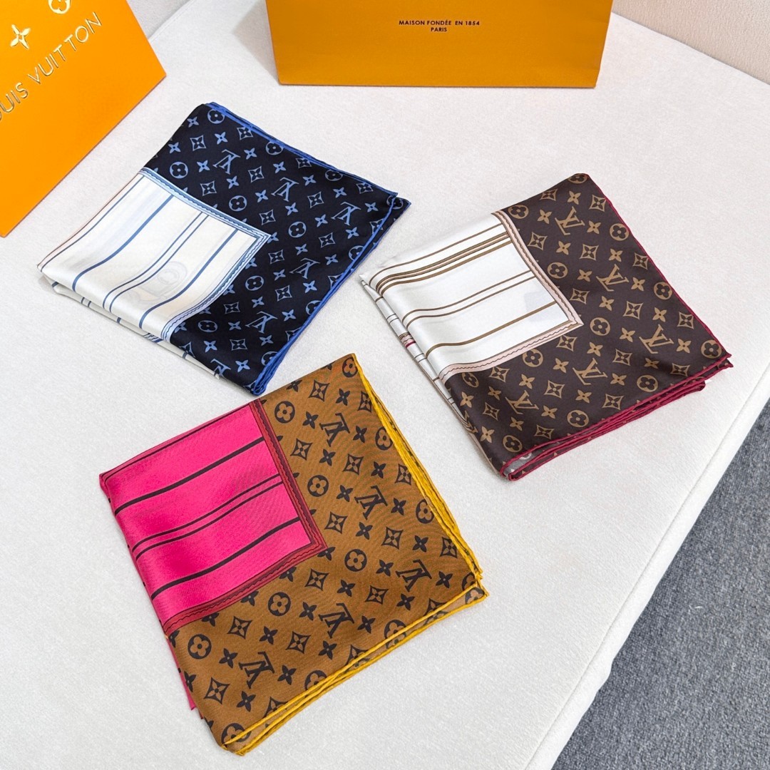 
Louis Vuitton 90 方巾
面料为最顶级16姆米桑蚕丝 手感柔软丝滑 绝对独一无二❗,金字