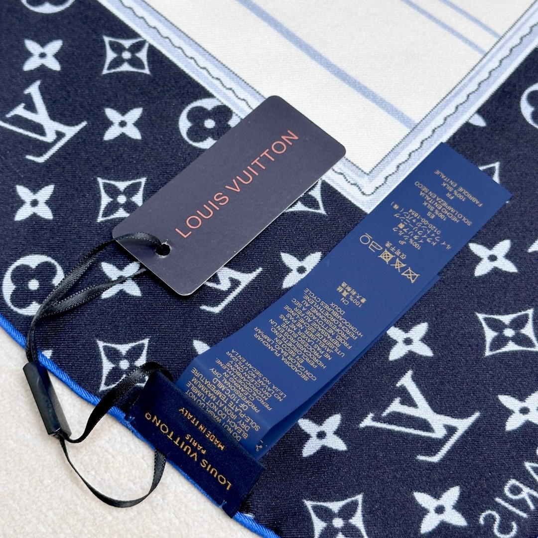 
Louis Vuitton 90 方巾
面料为最顶级16姆米桑蚕丝 手感柔软丝滑 绝对独一无二❗,金字