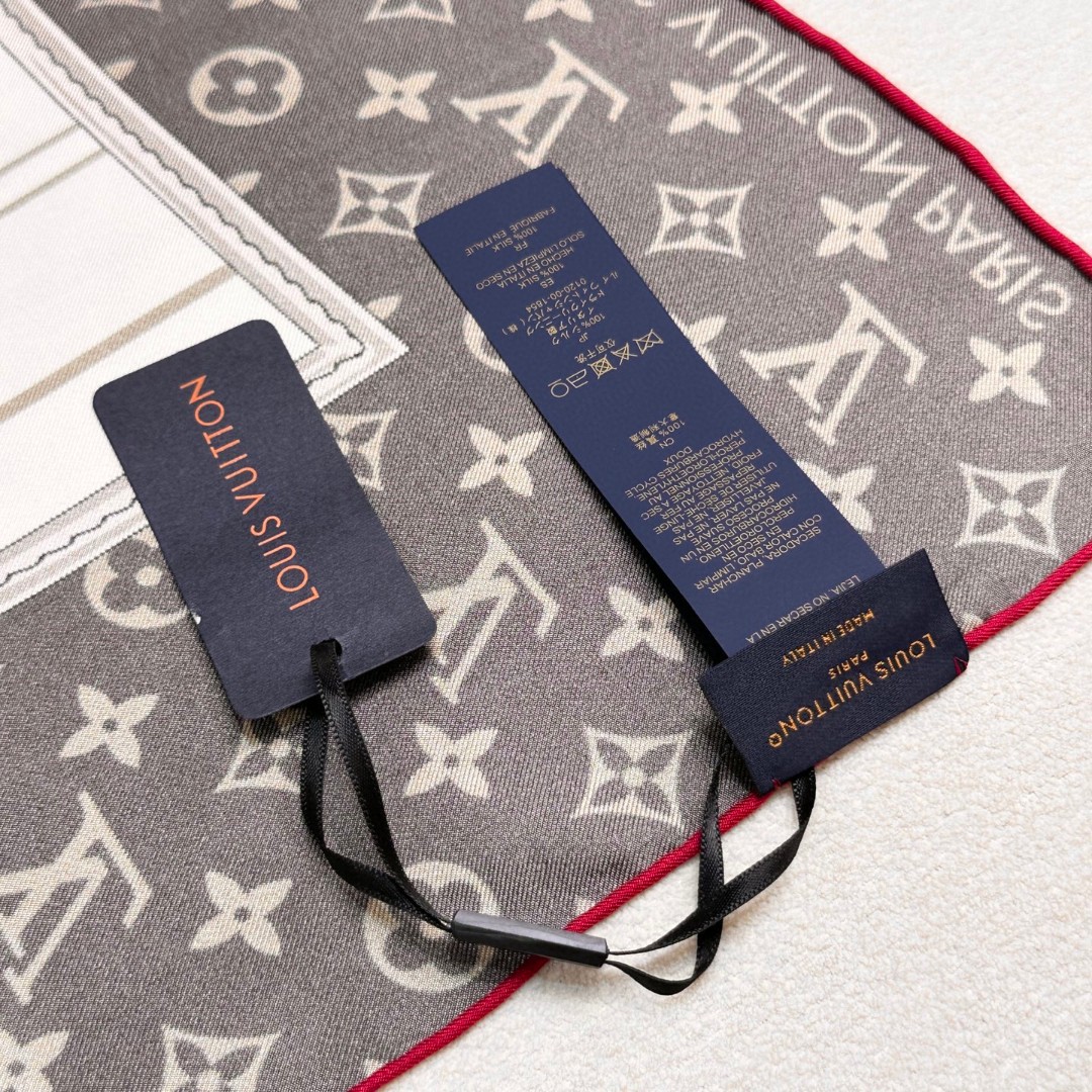 
Louis Vuitton 90 方巾
面料为最顶级16姆米桑蚕丝 手感柔软丝滑 绝对独一无二❗,金字