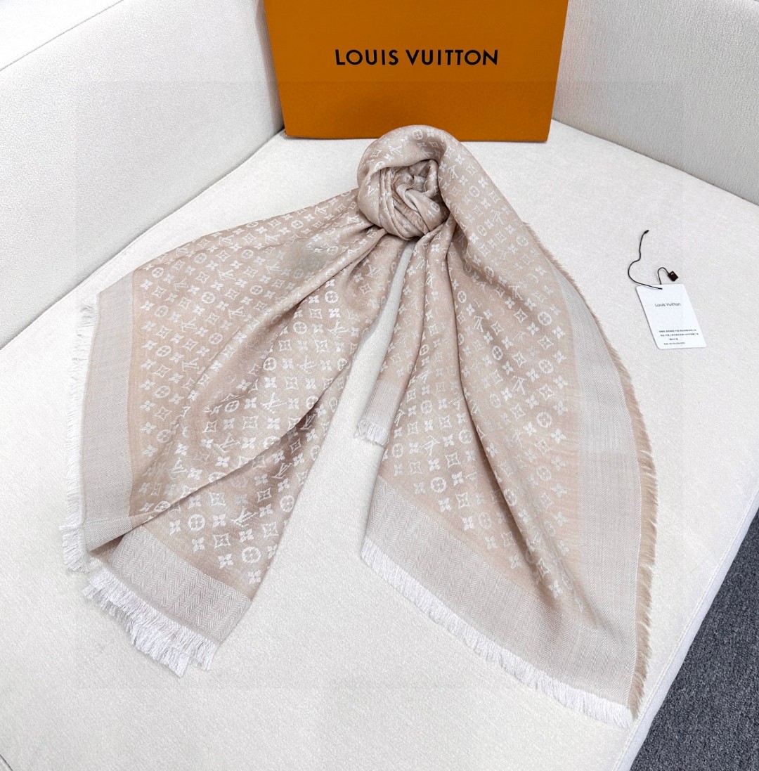   LV新鲜出炉的超赞小披肩~！】披肩尺寸是少有的120cm*120cm，小字母老花的设计，真的超级心水