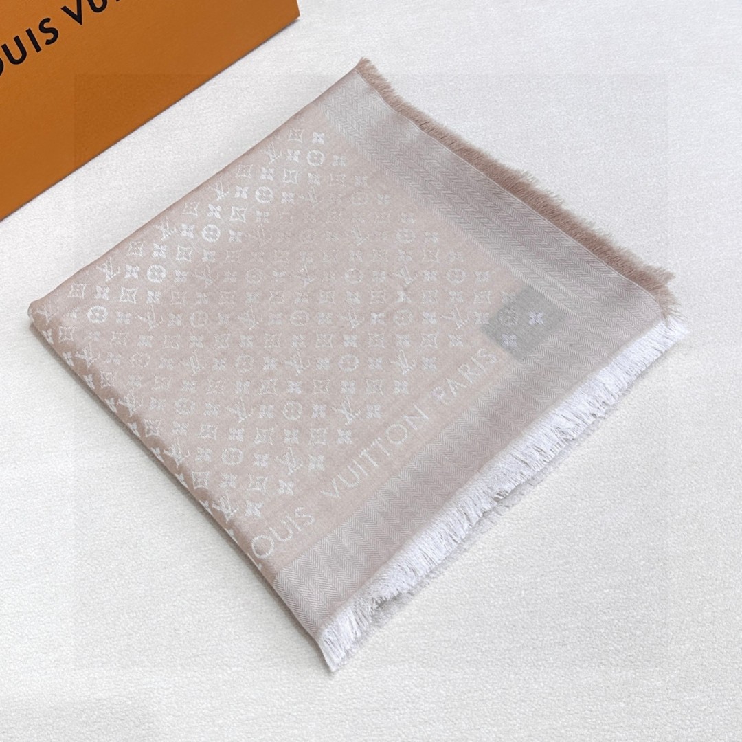   LV新鲜出炉的超赞小披肩~！】披肩尺寸是少有的120cm*120cm，小字母老花的设计，真的超级心水