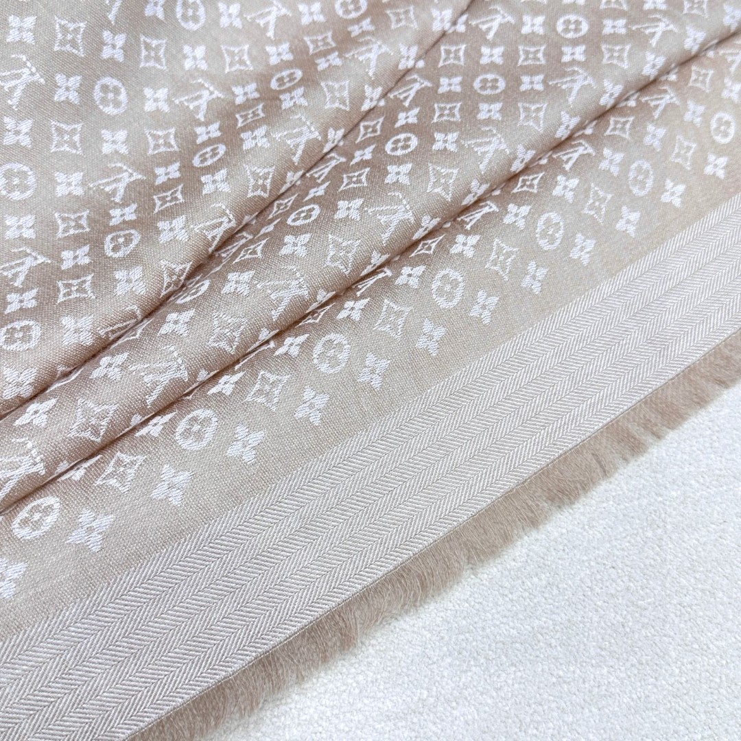   LV新鲜出炉的超赞小披肩~！】披肩尺寸是少有的120cm*120cm，小字母老花的设计，真的超级心水