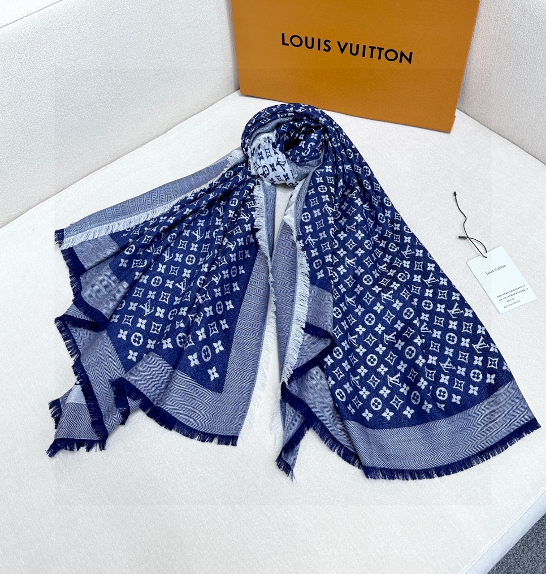   LV新鲜出炉的超赞小披肩~！】披肩尺寸是少有的120cm*120cm，小字母老花的设计，真的超级心水