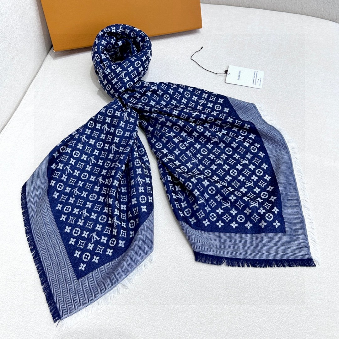   LV新鲜出炉的超赞小披肩~！】披肩尺寸是少有的120cm*120cm，小字母老花的设计，真的超级心水