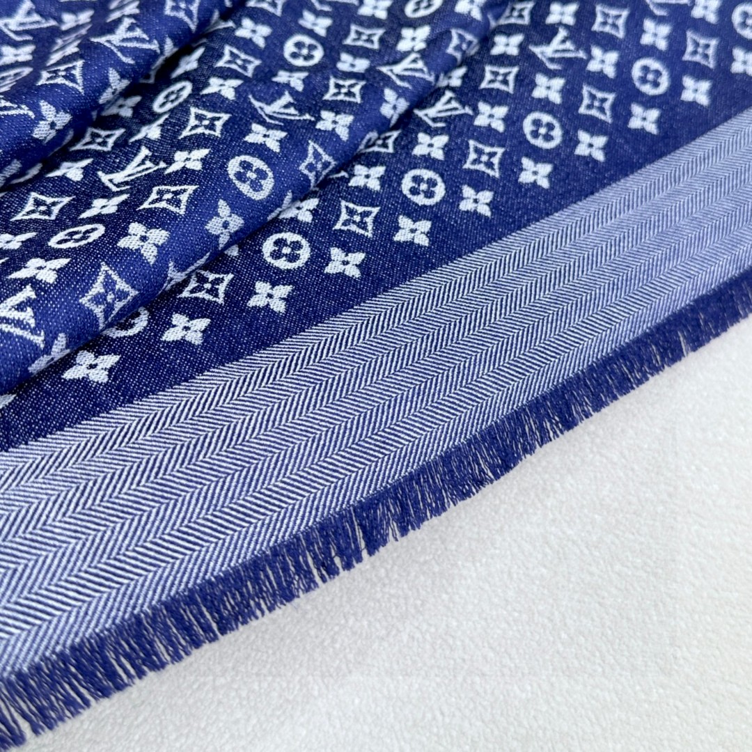  LV新鲜出炉的超赞小披肩~！】披肩尺寸是少有的120cm*120cm，小字母老花的设计，真的超级心水