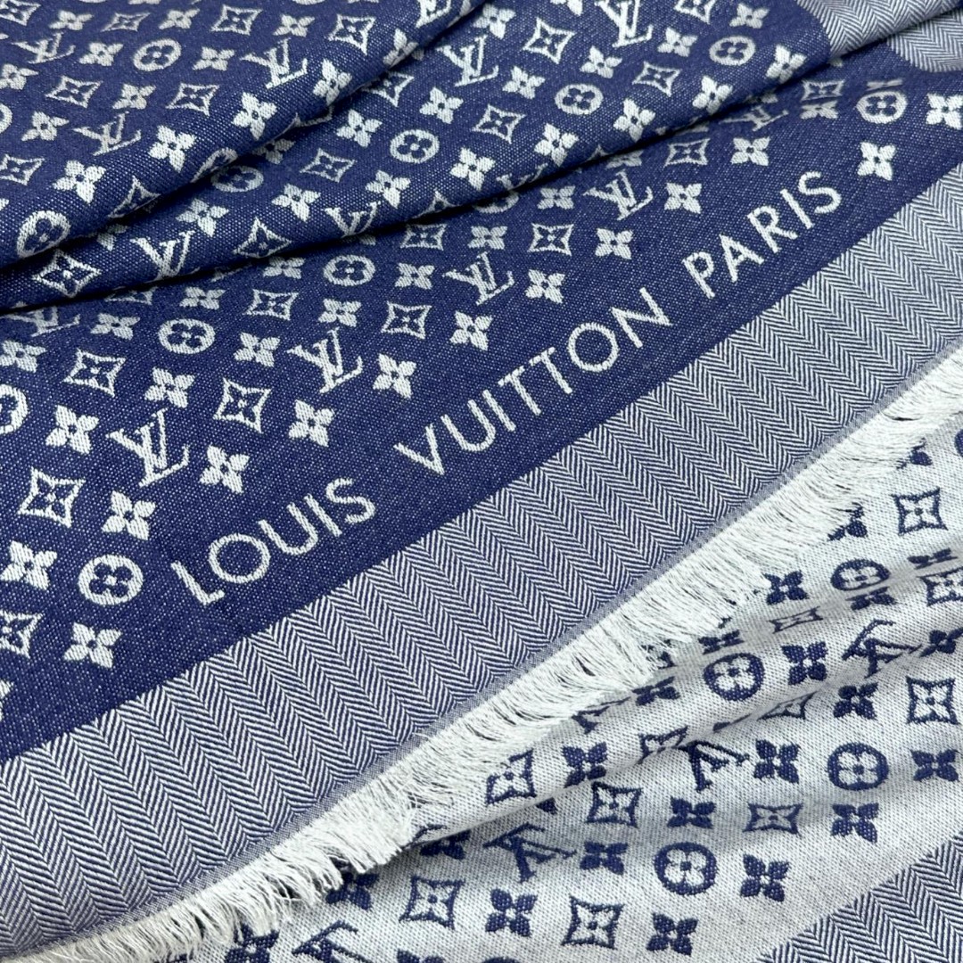   LV新鲜出炉的超赞小披肩~！】披肩尺寸是少有的120cm*120cm，小字母老花的设计，真的超级心水