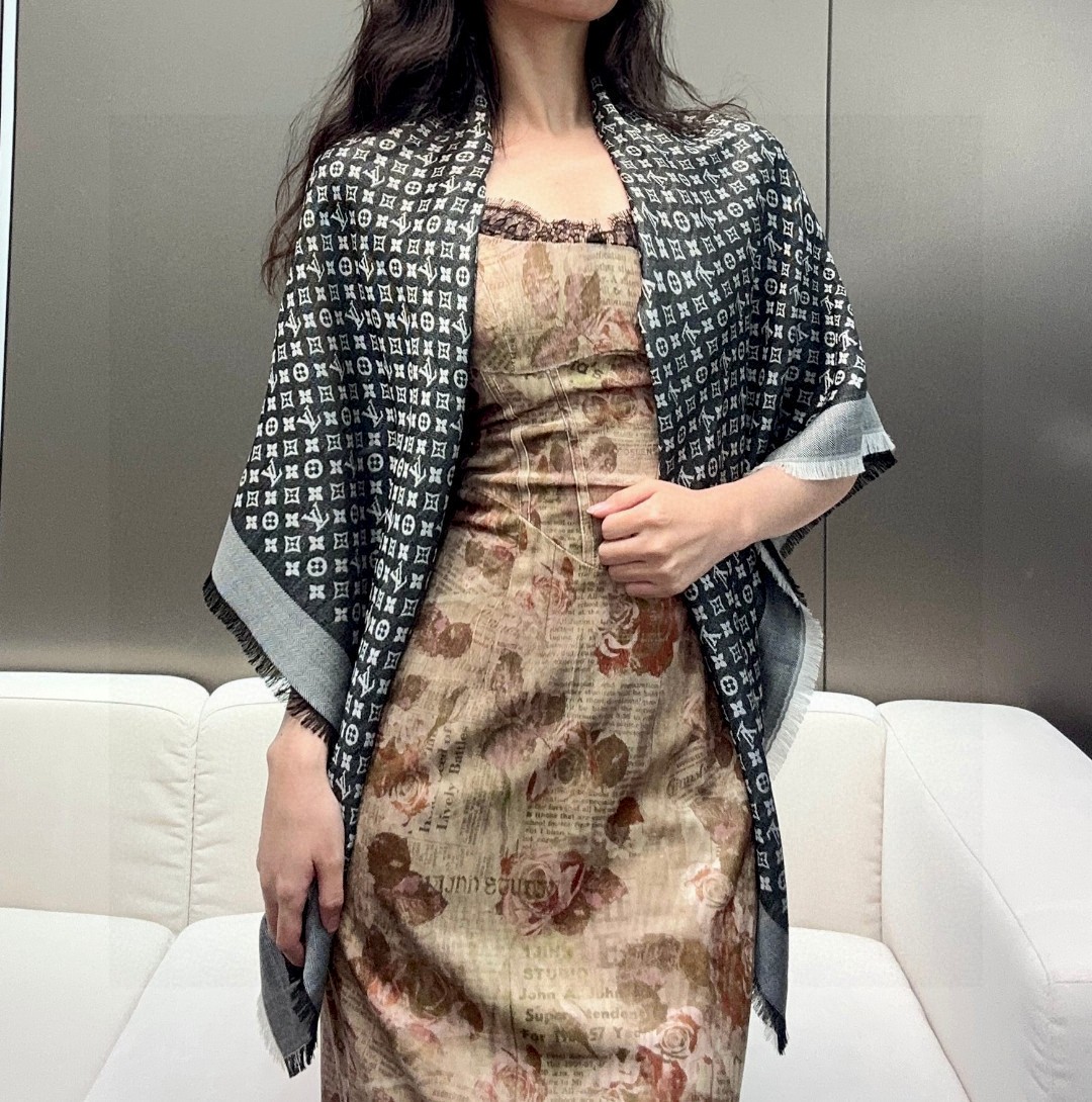   LV新鲜出炉的超赞小披肩~！】披肩尺寸是少有的120cm*120cm，小字母老花的设计，真的超级心水