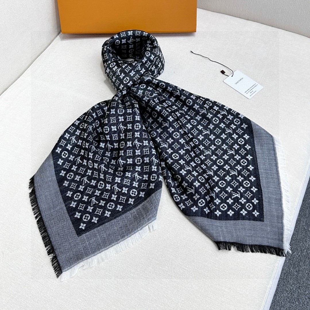   LV新鲜出炉的超赞小披肩~！】披肩尺寸是少有的120cm*120cm，小字母老花的设计，真的超级心水