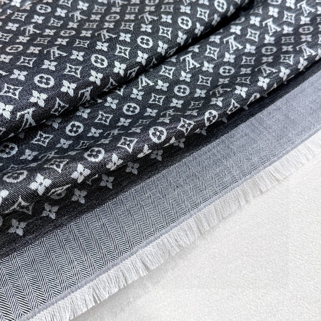   LV新鲜出炉的超赞小披肩~！】披肩尺寸是少有的120cm*120cm，小字母老花的设计，真的超级心水