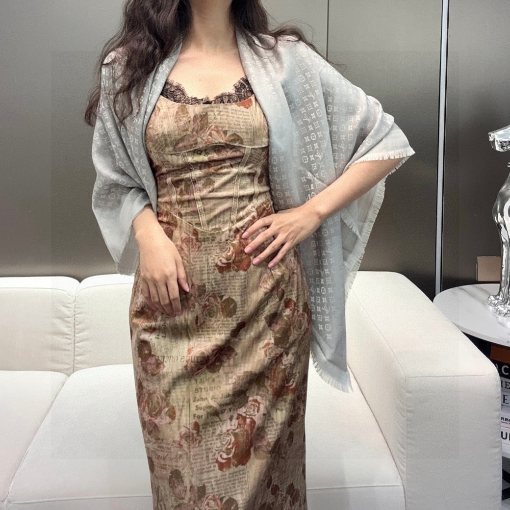   LV新鲜出炉的超赞小披肩~！】披肩尺寸是少有的120cm*120cm，小字母老花的设计，真的超级心水