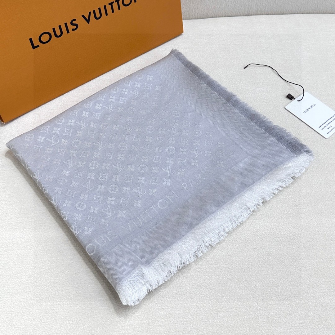   LV新鲜出炉的超赞小披肩~！】披肩尺寸是少有的120cm*120cm，小字母老花的设计，真的超级心水