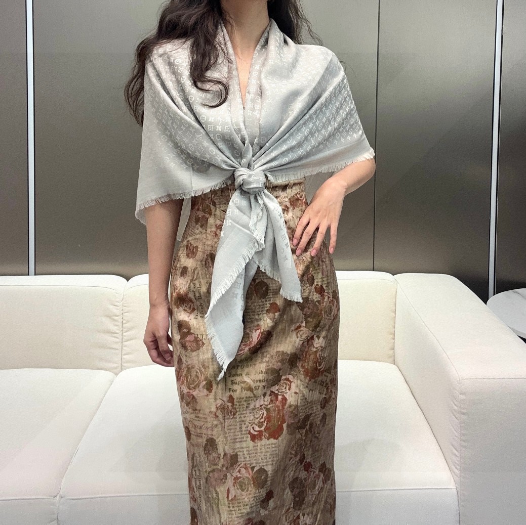   LV新鲜出炉的超赞小披肩~！】披肩尺寸是少有的120cm*120cm，小字母老花的设计，真的超级心水