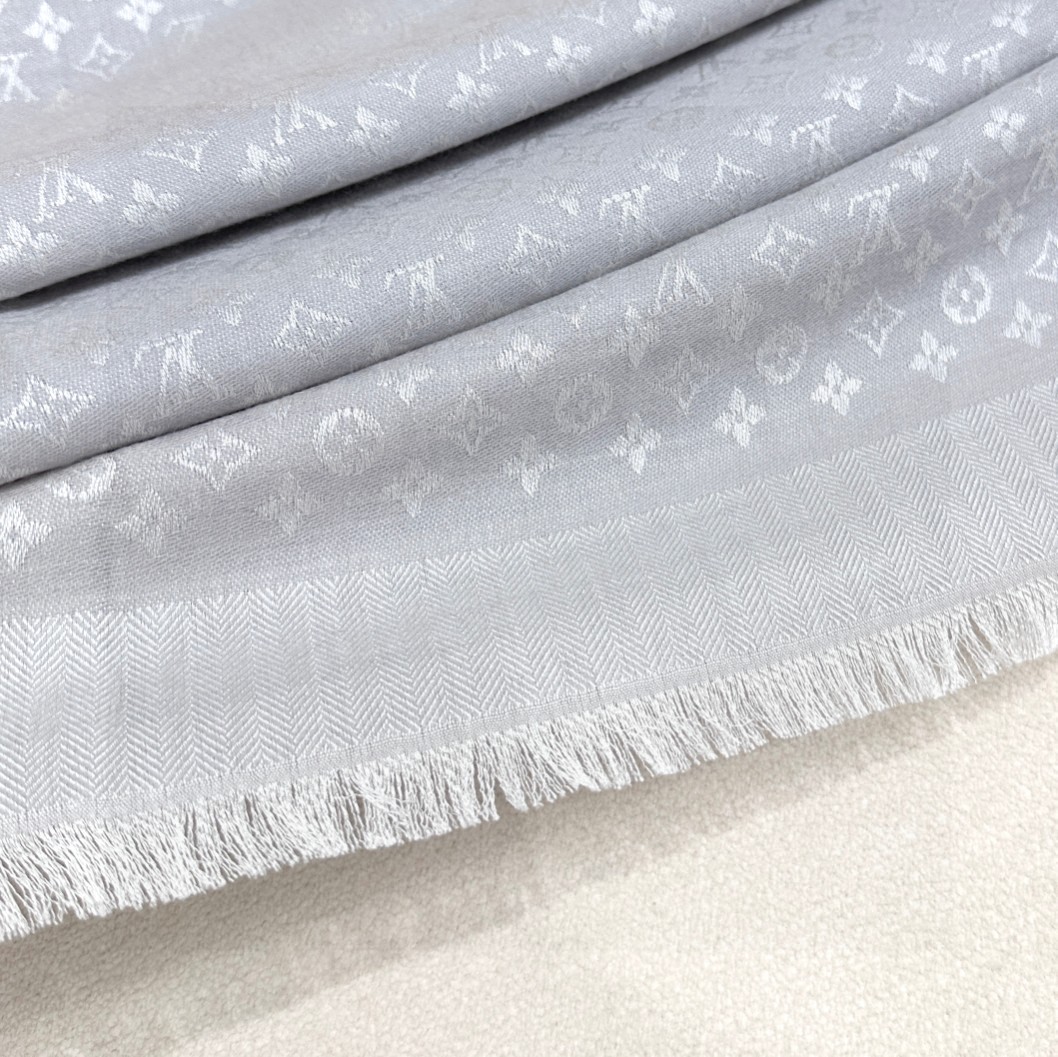   LV新鲜出炉的超赞小披肩~！】披肩尺寸是少有的120cm*120cm，小字母老花的设计，真的超级心水