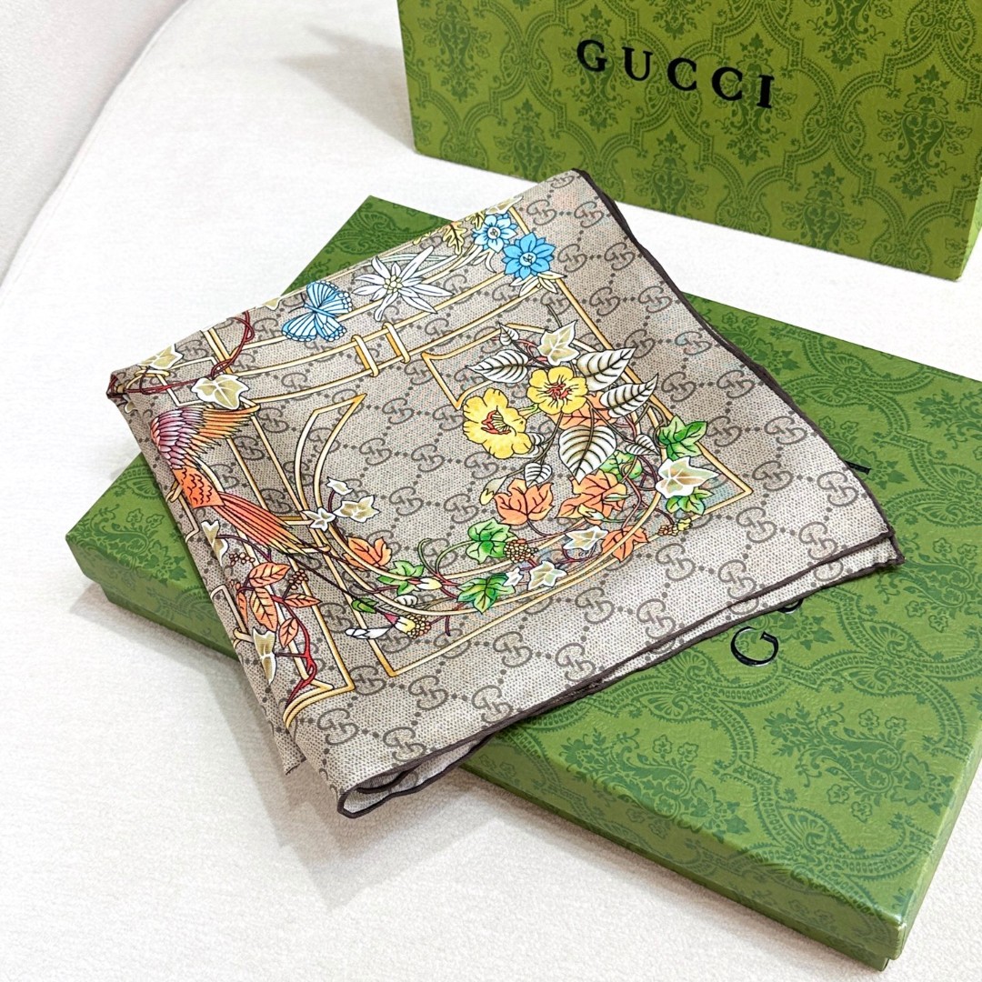   动物和花卉印花桑蚕丝方巾-Gucci
品牌典藏图案在与全新醒目印花的衬托下熠熠生辉。
这款方巾匠心缀