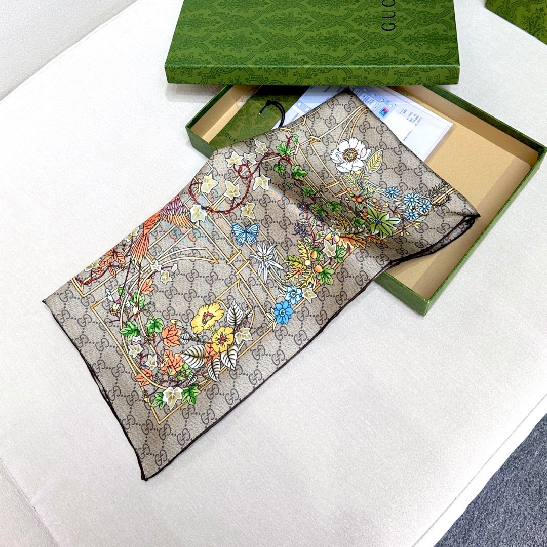   动物和花卉印花桑蚕丝方巾-Gucci
品牌典藏图案在与全新醒目印花的衬托下熠熠生辉。
这款方巾匠心缀