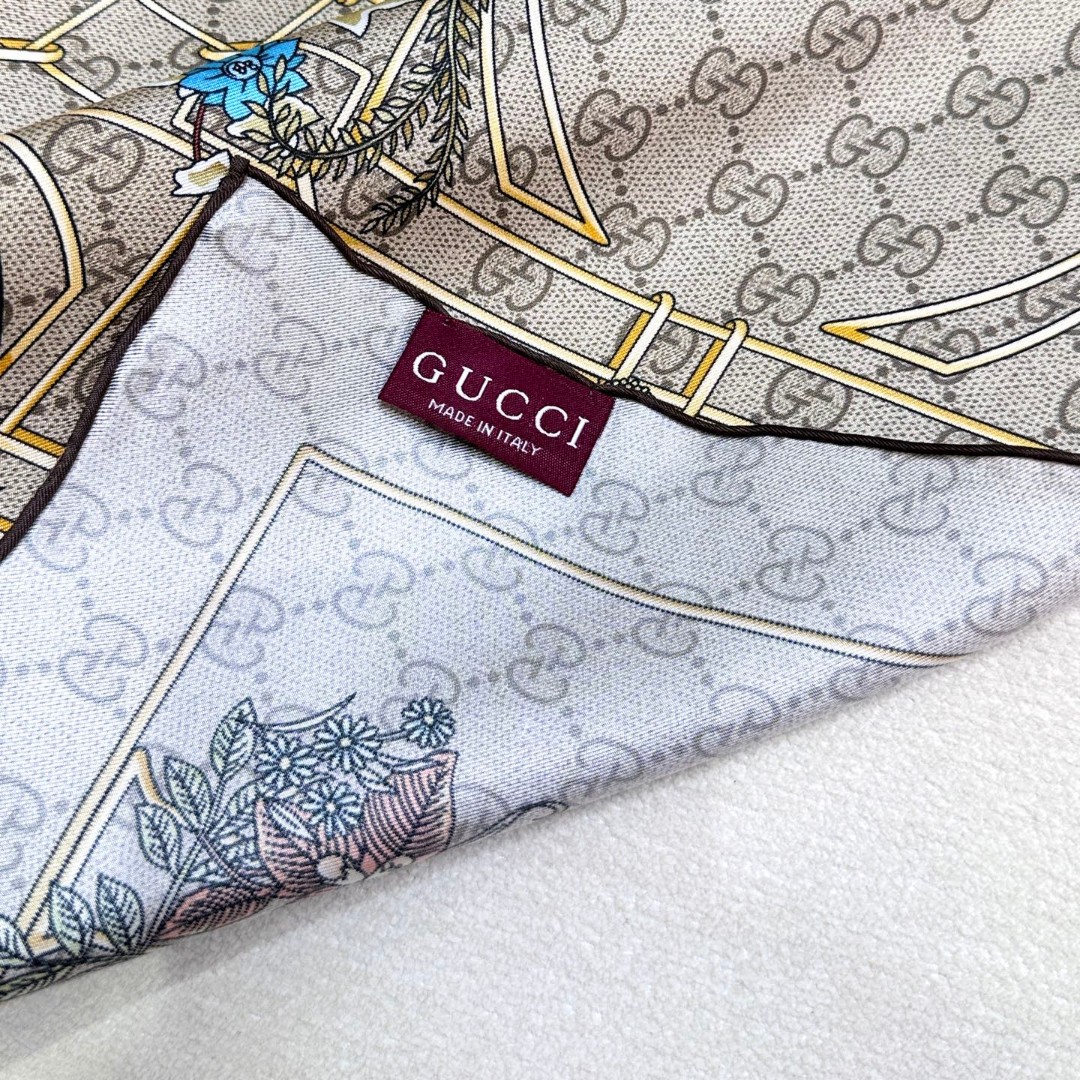   动物和花卉印花桑蚕丝方巾-Gucci
品牌典藏图案在与全新醒目印花的衬托下熠熠生辉。
这款方巾匠心缀