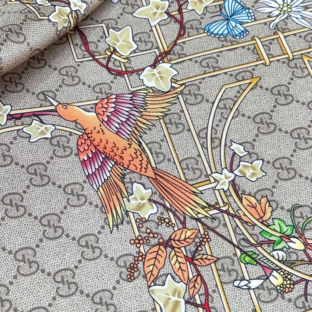   动物和花卉印花桑蚕丝方巾-Gucci
品牌典藏图案在与全新醒目印花的衬托下熠熠生辉。
这款方巾匠心缀