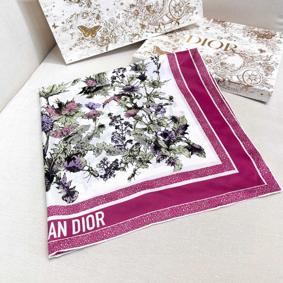   Dior 印花方巾 18mm顶级真丝双面同色印花
这款方巾饰以彼得罗•鲁福（Pietro Ruffo
