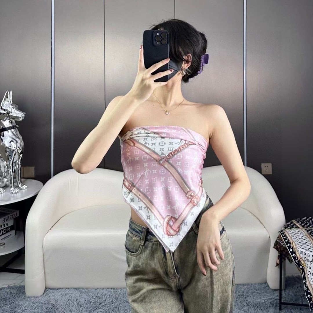 14姆米  18姆米
二品质到货
品名   皮带方巾

面料：真丝

尺寸：90*90

颜色：栗色 黑