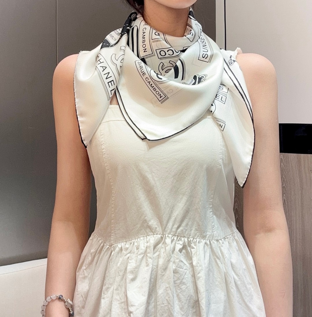 。Chanel又一新款出货
各种品牌标志图案双C组合设计而成
简约大气时尚
小香的设计总是让人眼前一亮
