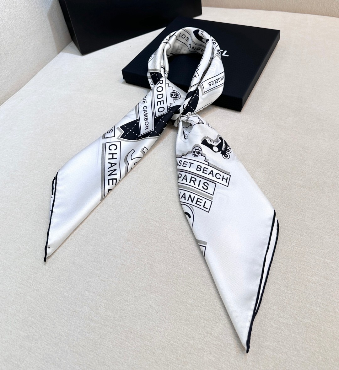 。Chanel又一新款出货
各种品牌标志图案双C组合设计而成
简约大气时尚
小香的设计总是让人眼前一亮
