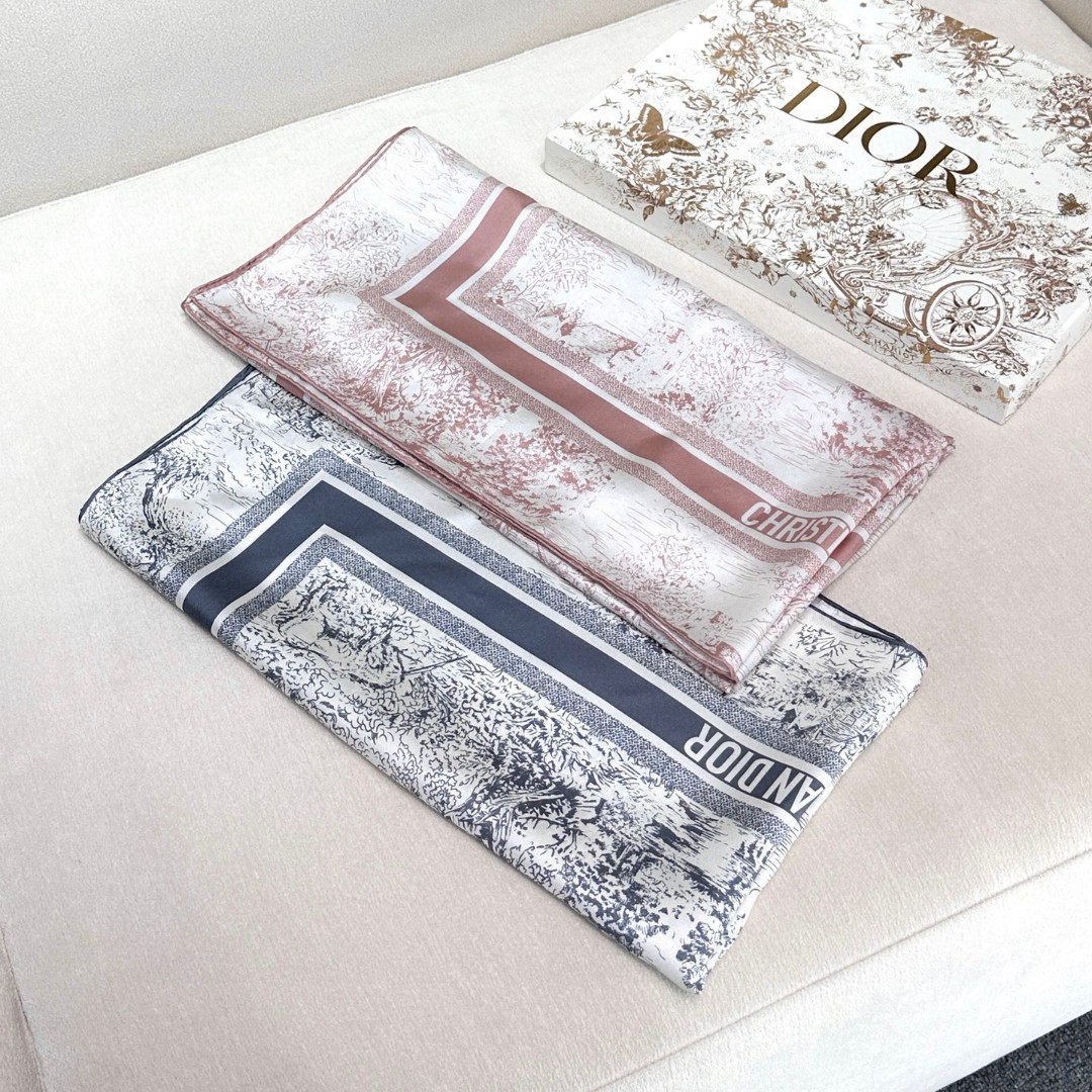 
𝐃𝐈𝐎𝐑 𝟐𝟓早春新款《苏格兰茹伊丝巾》
Size：90x90cm 100%真丝斜纹绸 16mm原单克