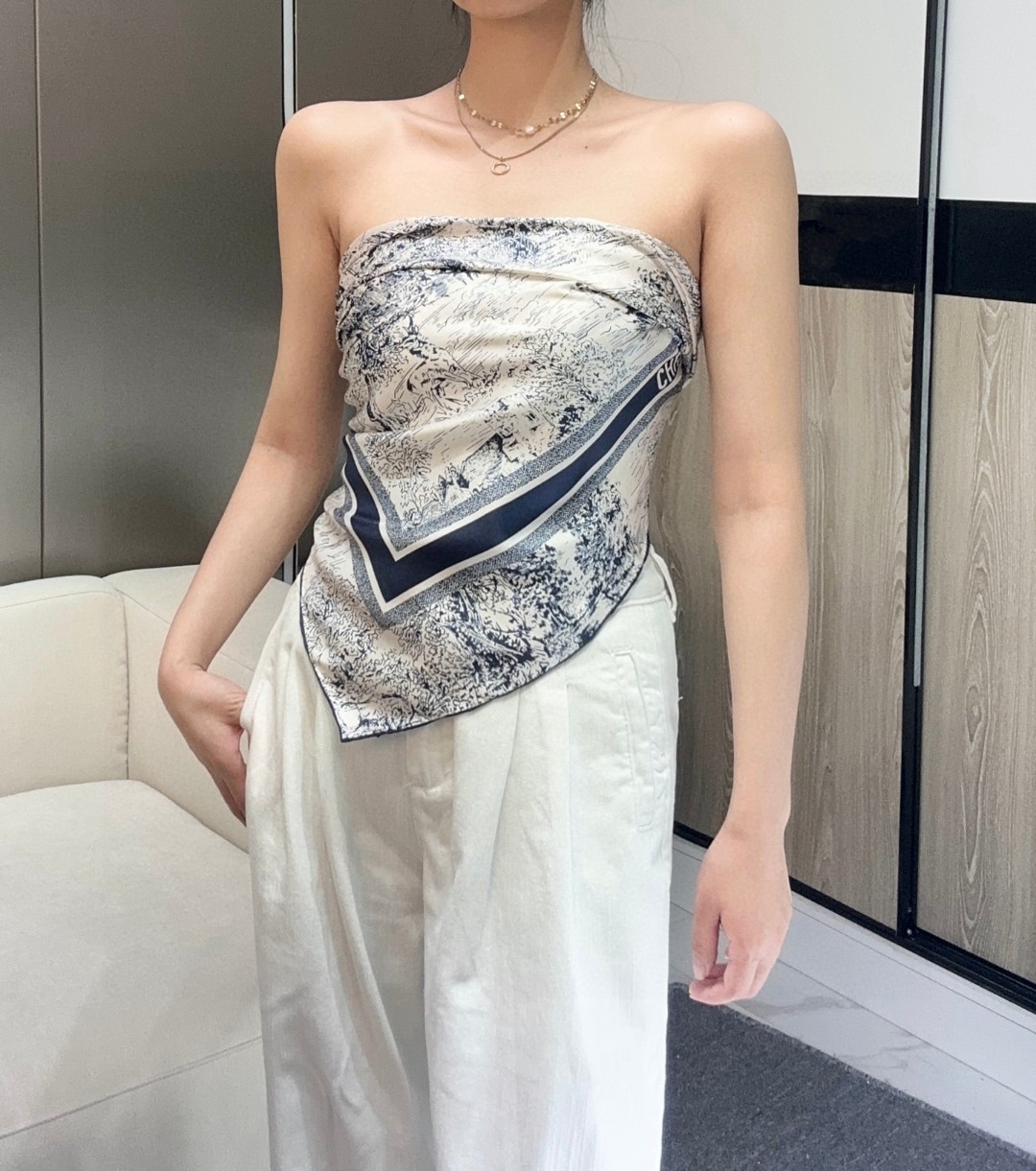 
𝐃𝐈𝐎𝐑 𝟐𝟓早春新款《苏格兰茹伊丝巾》
Size：90x90cm 100%真丝斜纹绸 16mm原单克