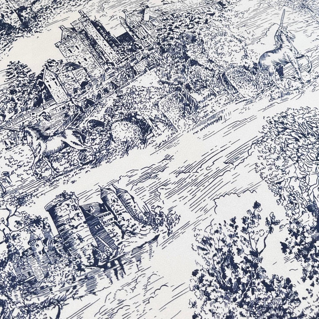 
𝐃𝐈𝐎𝐑 𝟐𝟓早春新款《苏格兰茹伊丝巾》
Size：90x90cm 100%真丝斜纹绸 16mm原单克