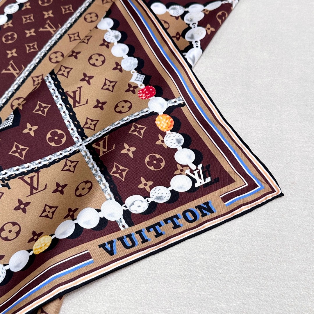   DANDY MONOGRAM 桑蚕丝方巾
【18mm顶级真丝双面同色丝巾】
Dandy Monogr