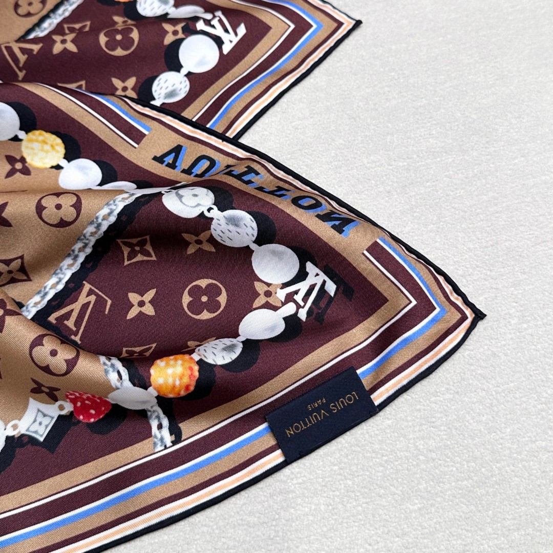   DANDY MONOGRAM 桑蚕丝方巾
【18mm顶级真丝双面同色丝巾】
Dandy Monogr