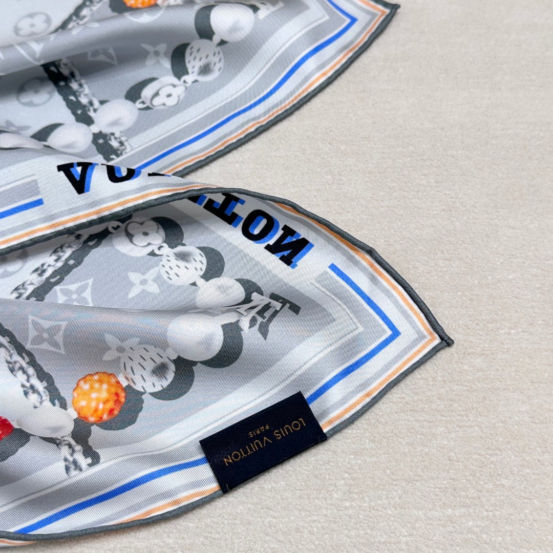   DANDY MONOGRAM 桑蚕丝方巾
【18mm顶级真丝双面同色丝巾】
Dandy Monogr