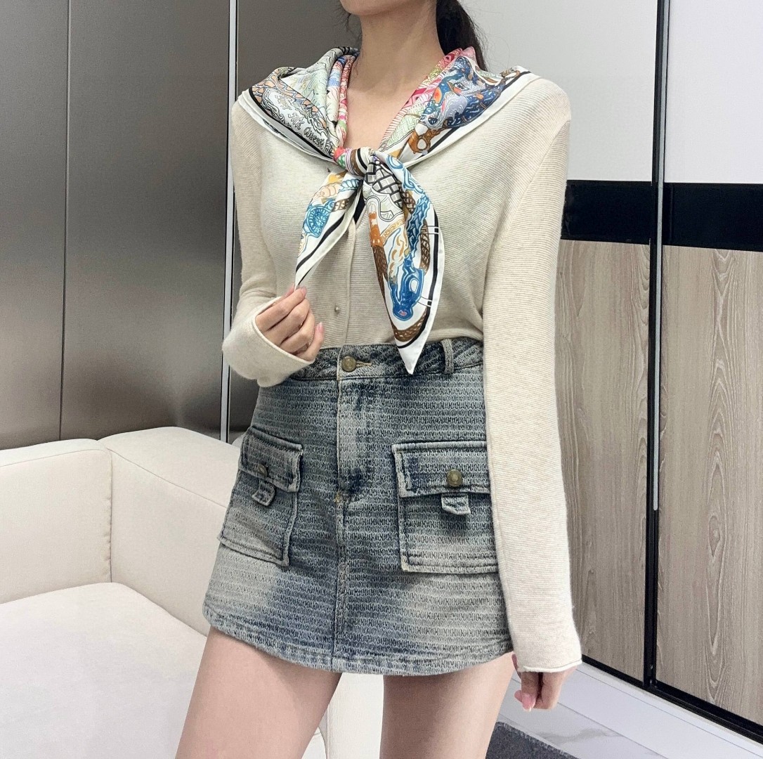 。丝巾大探险”90厘米方巾-Hermes～
手工卷边斜纹真丝方巾（100%桑蚕丝）。
这款爱马仕点睛配饰
