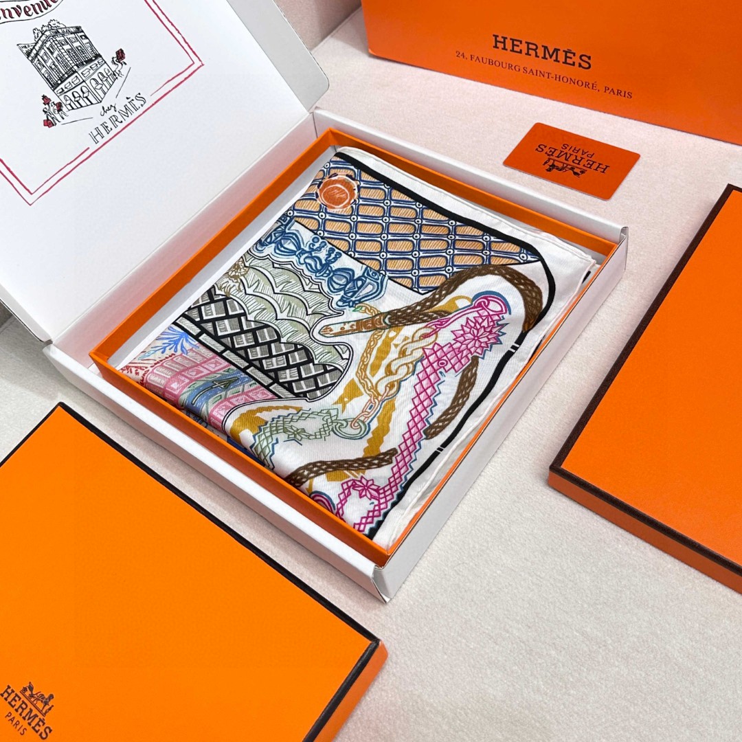 。丝巾大探险”90厘米方巾-Hermes～
手工卷边斜纹真丝方巾（100%桑蚕丝）。
这款爱马仕点睛配饰