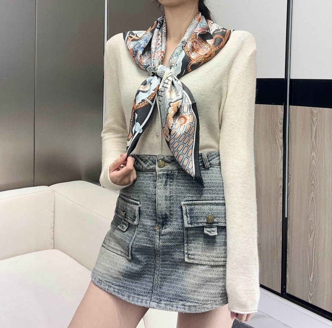 。丝巾大探险”90厘米方巾-Hermes～
手工卷边斜纹真丝方巾（100%桑蚕丝）。
这款爱马仕点睛配饰