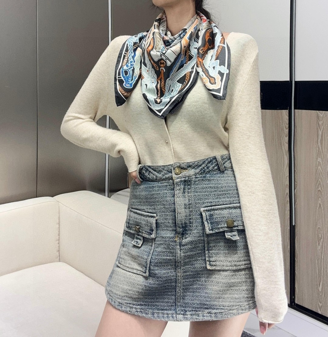 。丝巾大探险”90厘米方巾-Hermes～
手工卷边斜纹真丝方巾（100%桑蚕丝）。
这款爱马仕点睛配饰