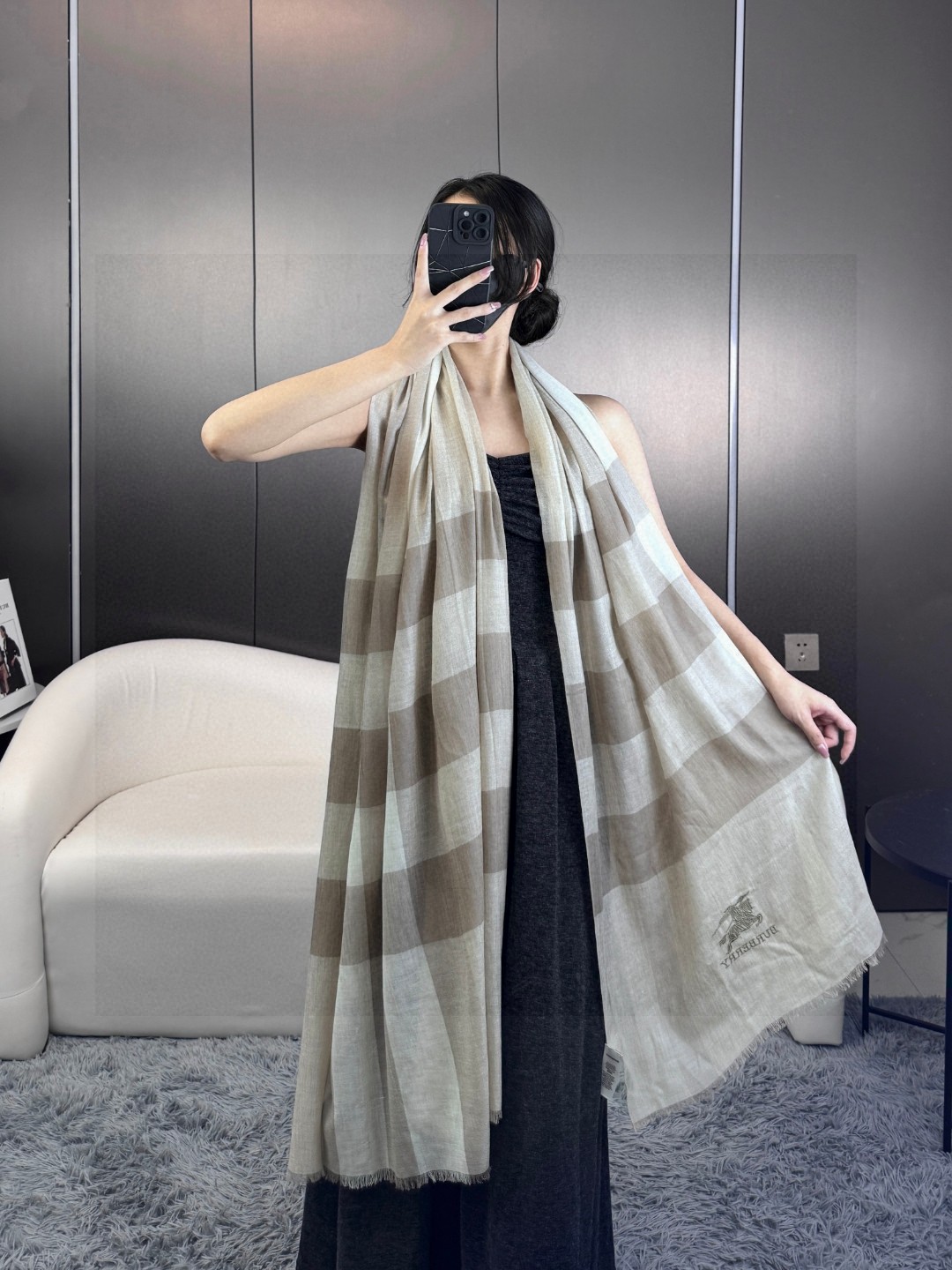 NO:340344,New!  Burberry formal wear series, VIP exclusively for flagship store, top imported Scottish cashmere, extremely noble and elegant, intellectual style, simple and atmospheric design, absolutely not fancy style, ring velvet products can be said to be the highest-end product in scarves, good products must know how to maintain it, it is definitely a niche product, not everyone knows its goodness, absolutely the first choice for taste of life, must enter by those who know the goods. Specifications 90x200, material, cashmere, high-end scarf, burberry, ring19860909上新！巴宝莉正装系列货 专供旗舰店的vip 顶级苏格兰进口山羊绒 无比的高贵优雅 知性的款式 简洁大气的设计 绝对的不是花里胡哨的款式 戒指绒产品可以说是围巾里面最高档次的货品 好产品要懂得保养 它绝对的是小众产品 不是谁都懂的它的好 绝对的品味生活的首选搭配饰品 识货者必入.规格90x200,材质,山羊绒,高版本围巾,burberry,ring,scarf