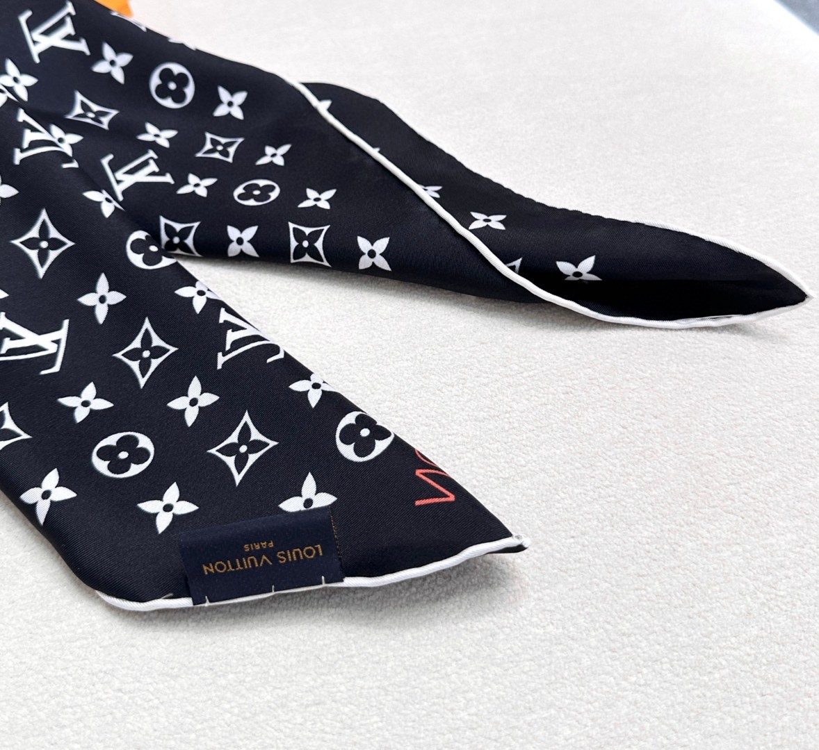 LV x TM SUPERFLAT 90 方巾
【18mm顶级真丝双面同色丝巾
LV x TM Mo
