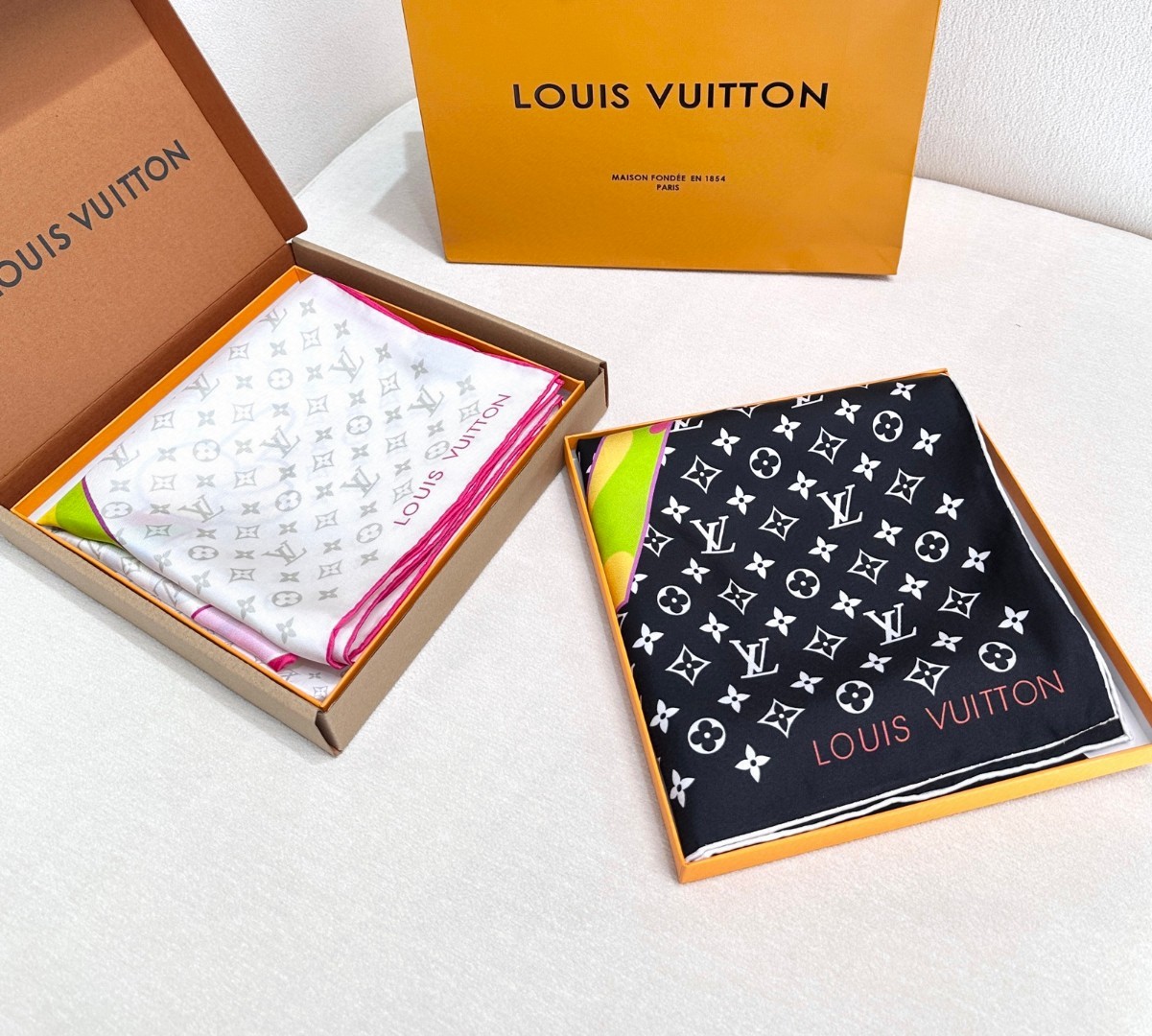 LV x TM SUPERFLAT 90 方巾
【18mm顶级真丝双面同色丝巾
LV x TM Mo