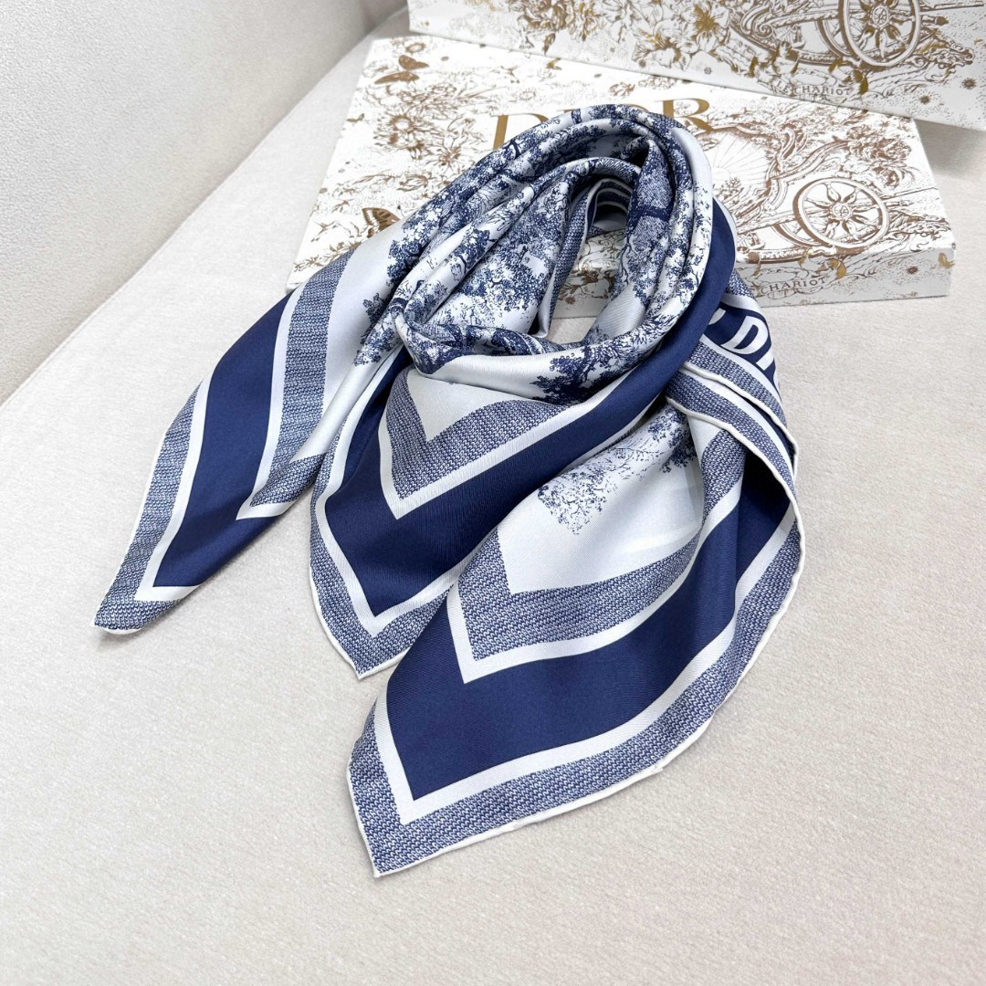   Dior 印花方巾-【18mm顶级真丝双面同色丝巾】
90 厘米象牙色和海军蓝色桑蚕丝斜纹面料 Sa