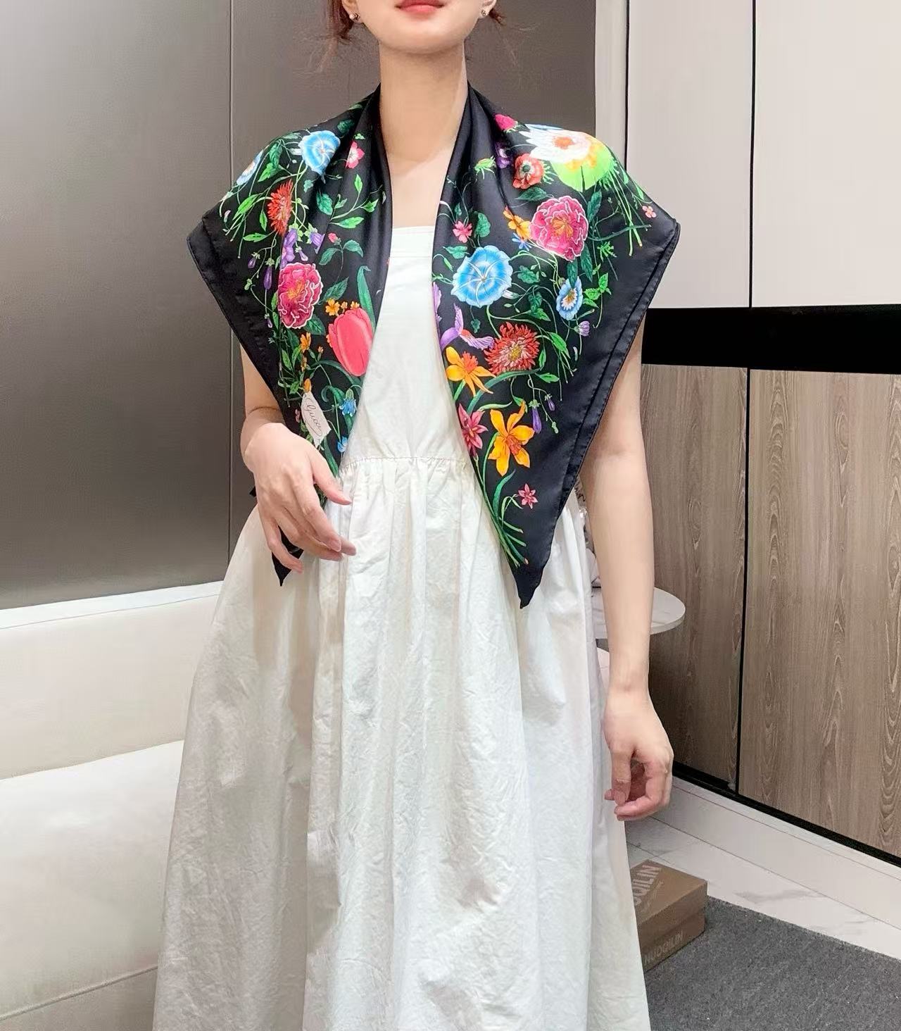 
品名  经典花卉
面料：真丝
尺寸：90*90
颜色黑色 白色
经典花卉印花一如既往为新推系列注入浪漫