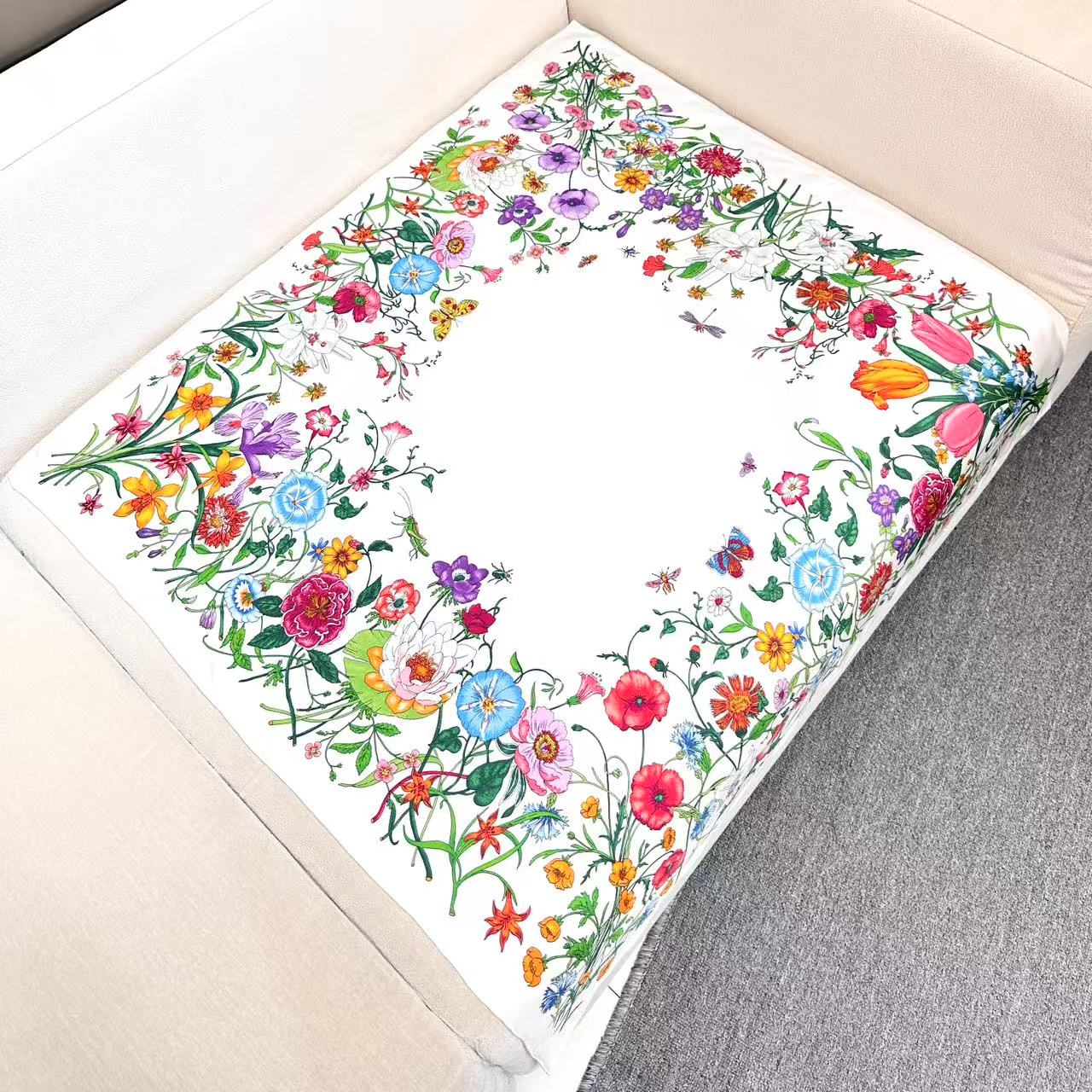 
品名  经典花卉
面料：真丝
尺寸：90*90
颜色黑色 白色
经典花卉印花一如既往为新推系列注入浪漫
