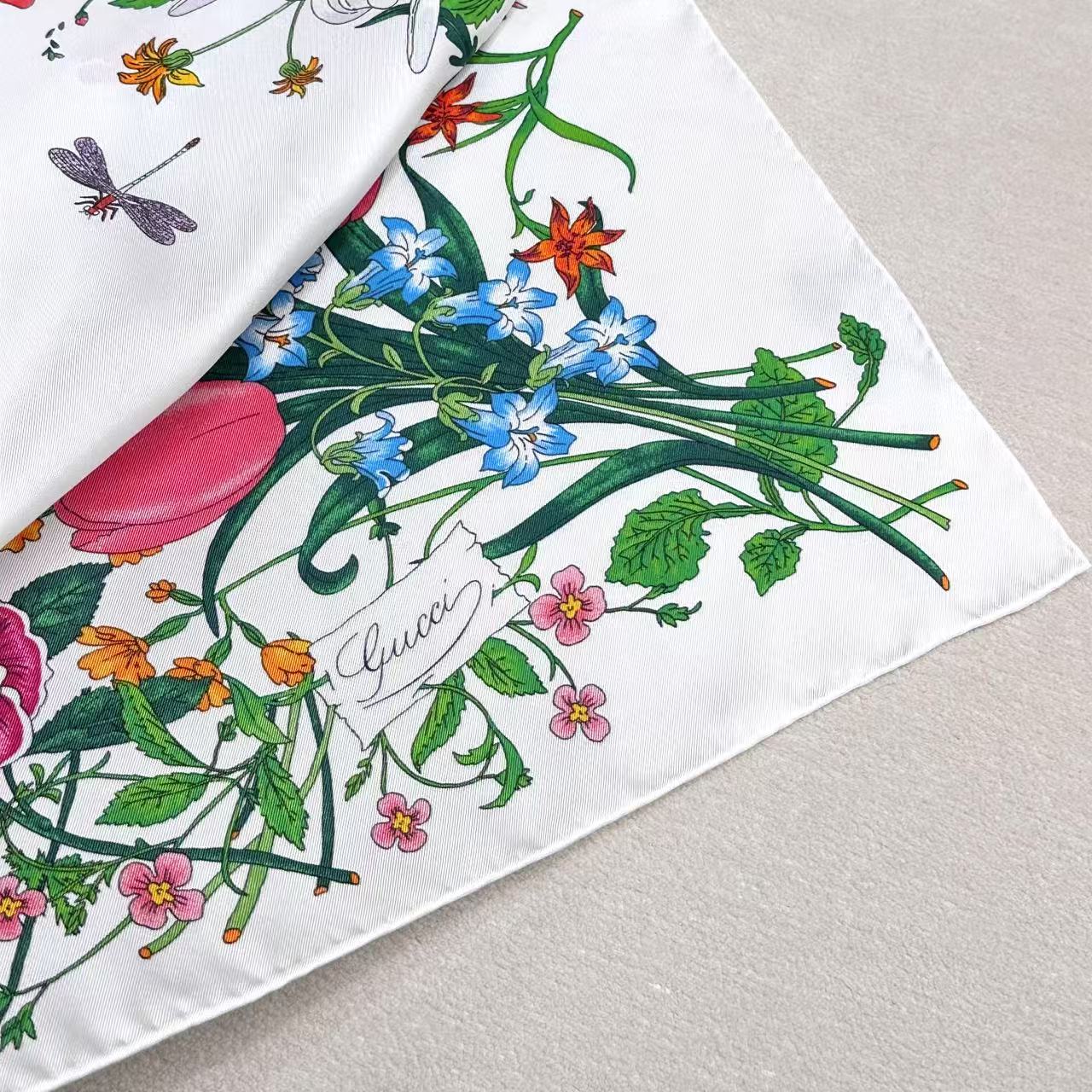 
品名  经典花卉
面料：真丝
尺寸：90*90
颜色黑色 白色
经典花卉印花一如既往为新推系列注入浪漫